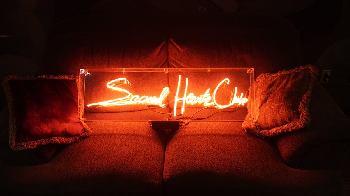 va' che divanetti a luci rosse dentro il club dei cuori solitari!