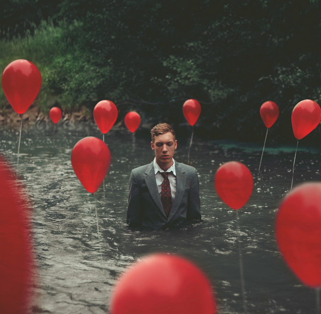 Frammenti, manifesto - Piccoli dettagli al buio - photo by Kyle Thompson