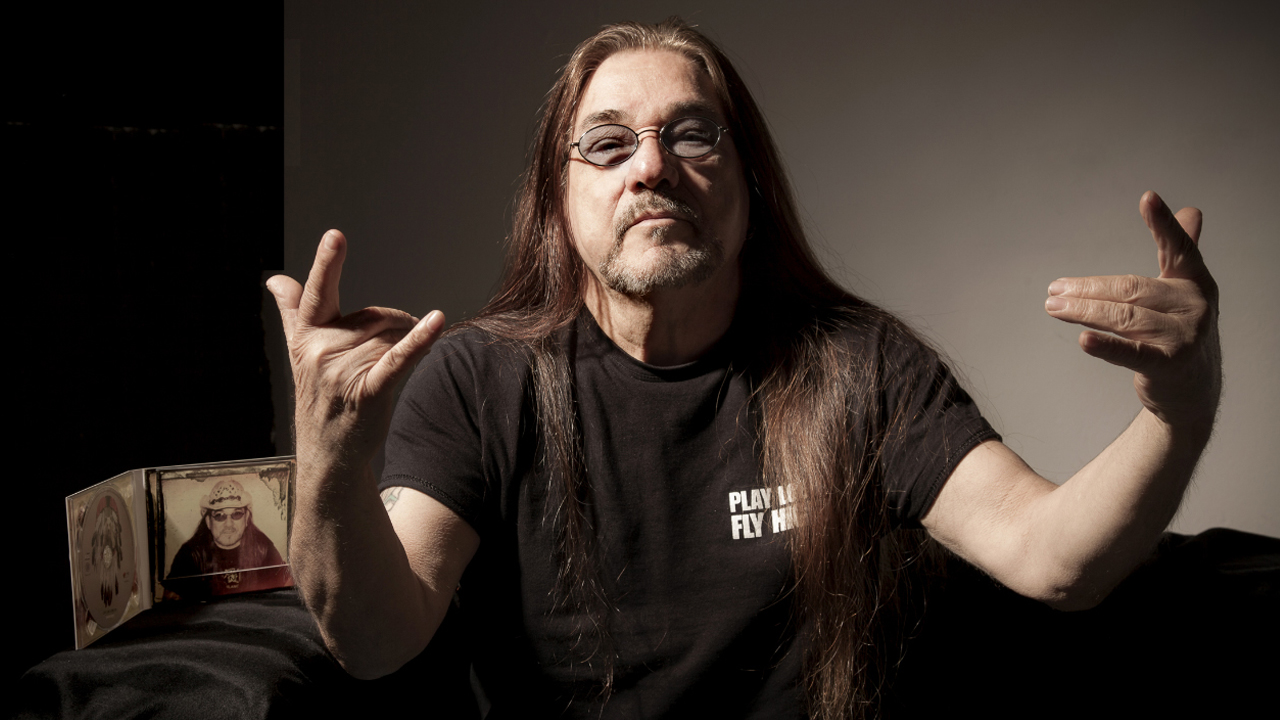 Pino Scotto nei panni del metallaro vecchio stampo